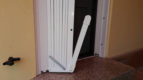 Pragul ghidajului se ridica facilitind accesul